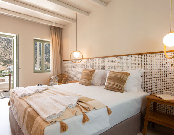 Sunlight superior hospitality στη Σίφνο - Δίκλινο δωμάτιο με μεγάλο διπλό κρεβάτι