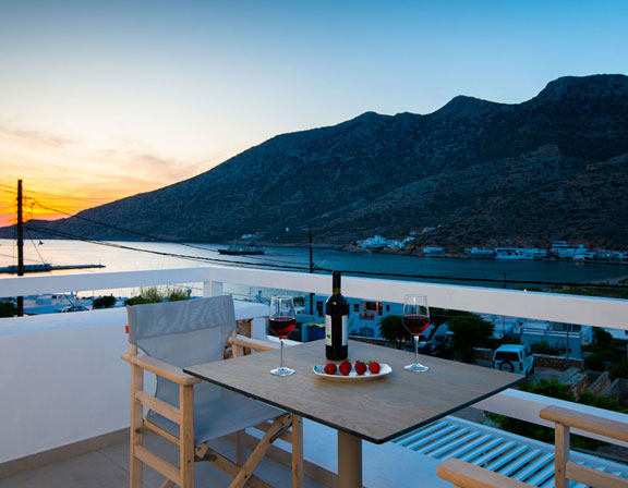 Sunlight superior hospitality στη Σίφνο - Μεγάλη βεράντα με θέα στο ηλιοβασίλεμα