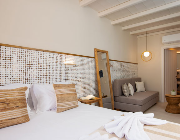 Sunlight superior hospitality στη Σίφνο - Δωμάτιο με διπλό κρεβάτι και καναπέ