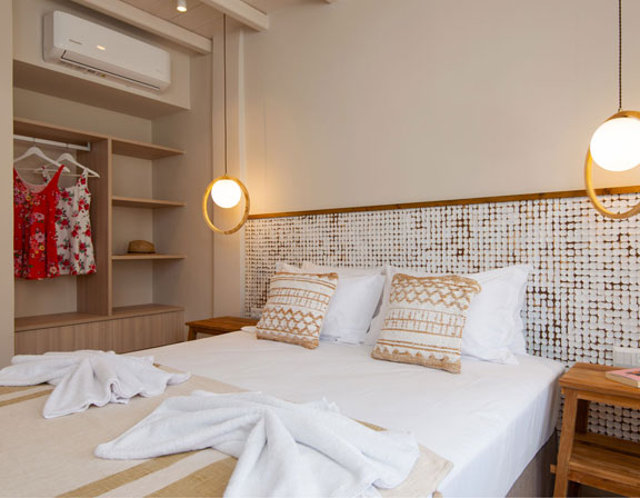 Sunlight superior hospitality στη Σίφνο - Δωμάτιο με κρεβάτι king size