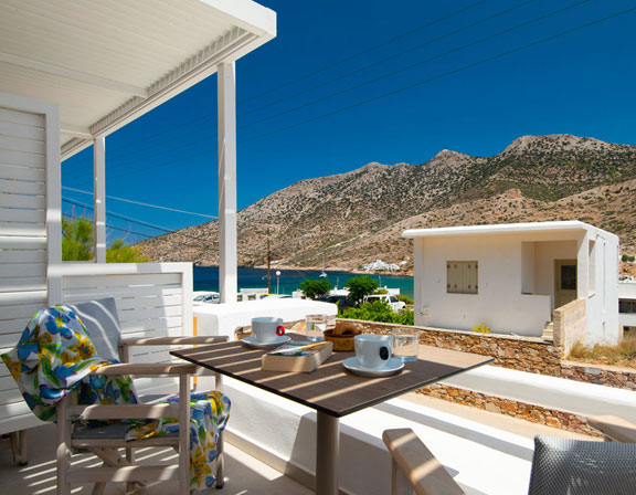Sunlight superior hospitality στη Σίφνο - Μεγάλη βεράντα με θέα στη θάλασσα