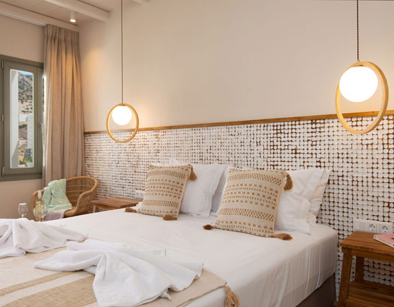Sunlight superior hospitality στη Σίφνο - Δωμάτιο με μεγάλο διπλό κρεβάτι